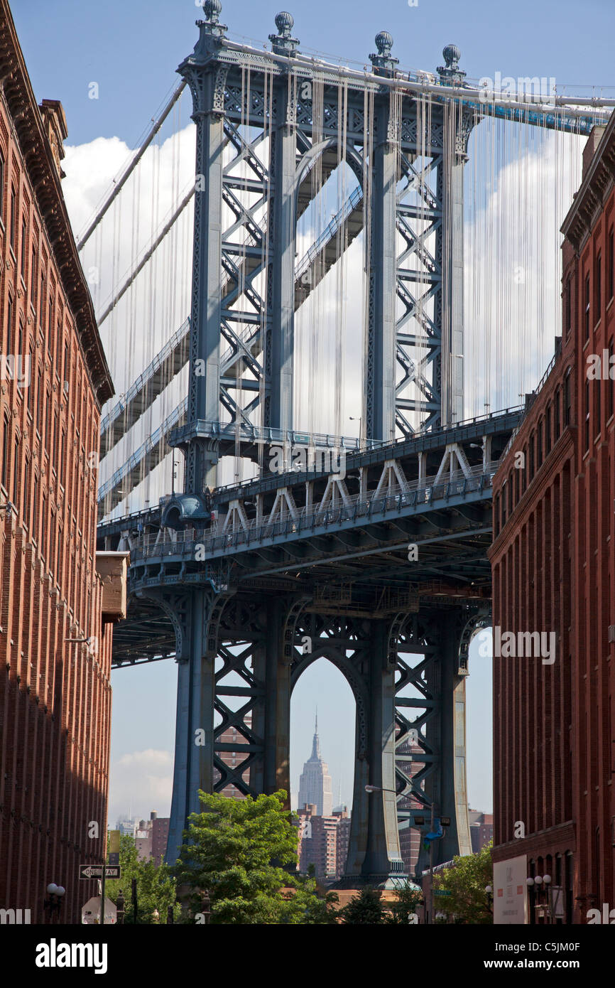 Manhattan Bridge, Brooklyn New York mit Blick auf das Empire State building in der Ferne USA gesehen Stockfoto