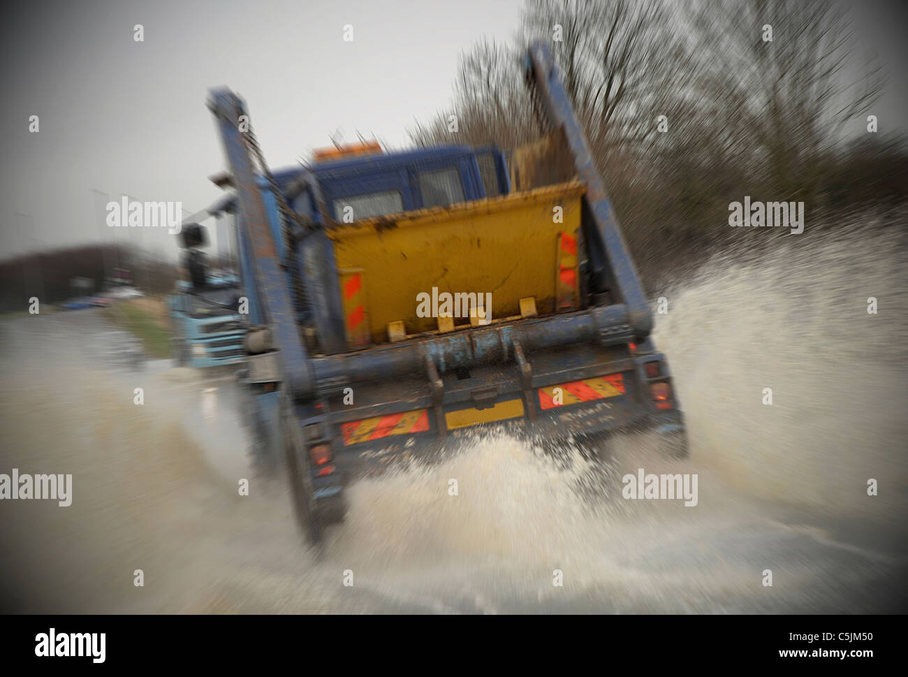 Fahrzeuge fahren auf stark überfluteten Straßen nach sintflutartigen Regen. Stockfoto