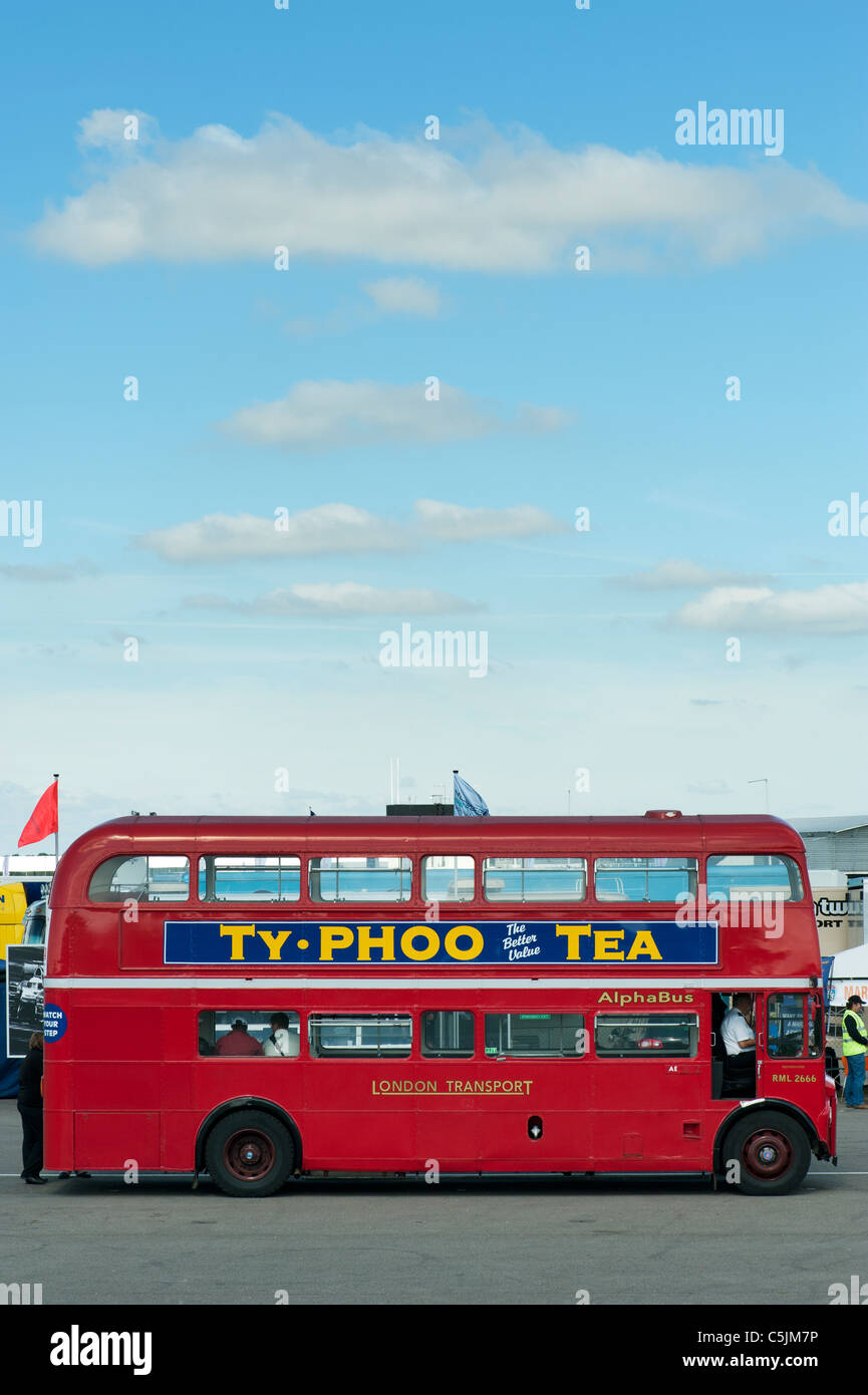 AEC Routemaster, London-rote Doppeldecker-Bus. RCL-Klasse mit Ty - Phoo Tee Werbung Stockfoto
