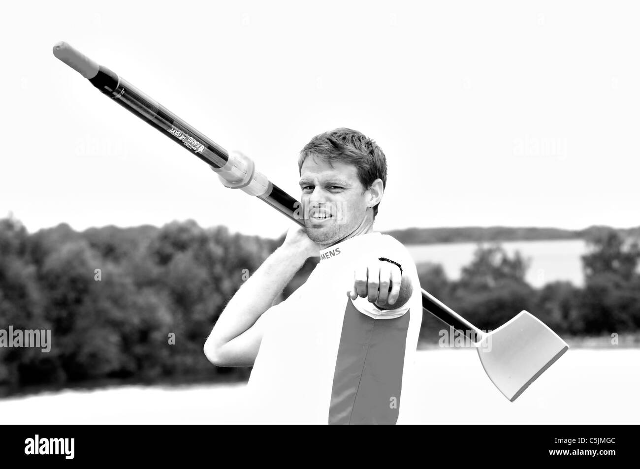 Allan Campbell in dramatischer Wasserpose für Fotografie am Redgrave Pinsent Rowing Lake und Sherriff Boathouse, Caversham, Reading, Berkshire, UK Stockfoto