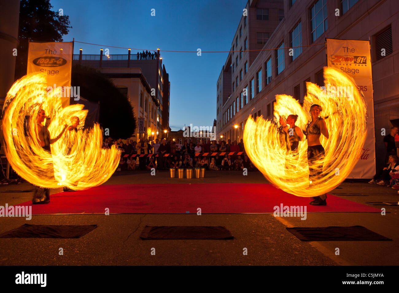 Flamme Oz Feuer Tänzer unterhaltsam bei Victoria International Street Busker Festival-Victoria, British Columbia, Kanada. Stockfoto