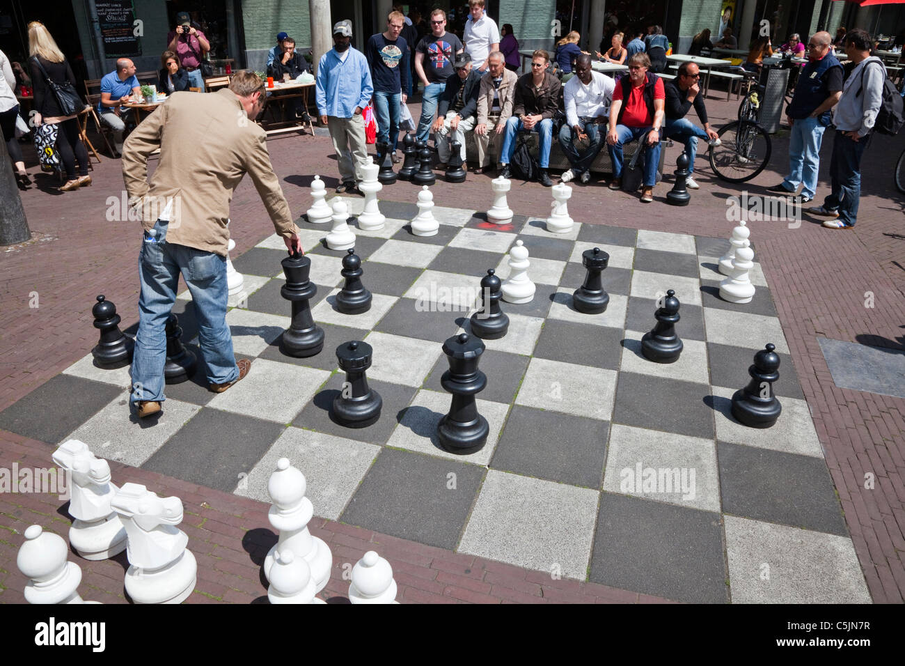 Männer spielen Schach mit Pflaster Plätze und große Stücke in Max Euwe-Plein, Amsterdam, Niederlande Stockfoto