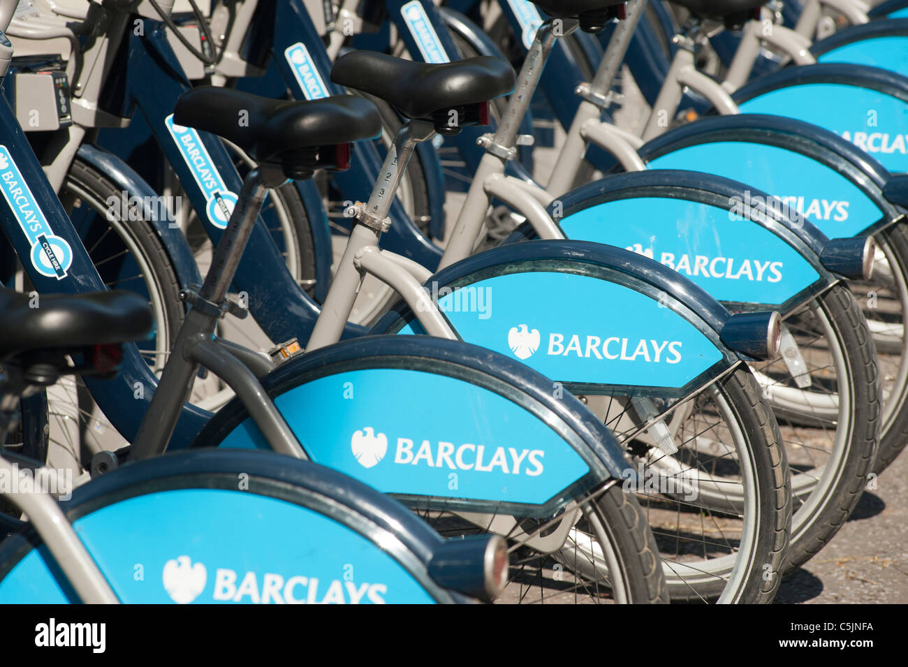 Fahrräder, die Teil des Londoner Zyklus Regelung. Barclays waren die ursprünglichen Sponsor der Regelung, aber auch andere Unternehmen haben jetzt über das Sponsoring übernommen. Stockfoto