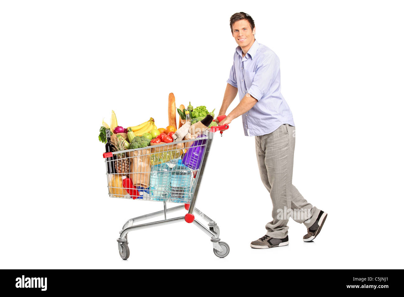 Ein junger Mann schob einen Einkaufswagen voller Lebensmittel  Stockfotografie - Alamy