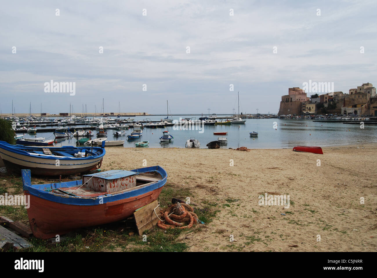 Habour in Castellamare del Golfo, Sizilien, Italien - eine schöne Stadt an der Nordküste Siziliens unweit von Palermo Stockfoto