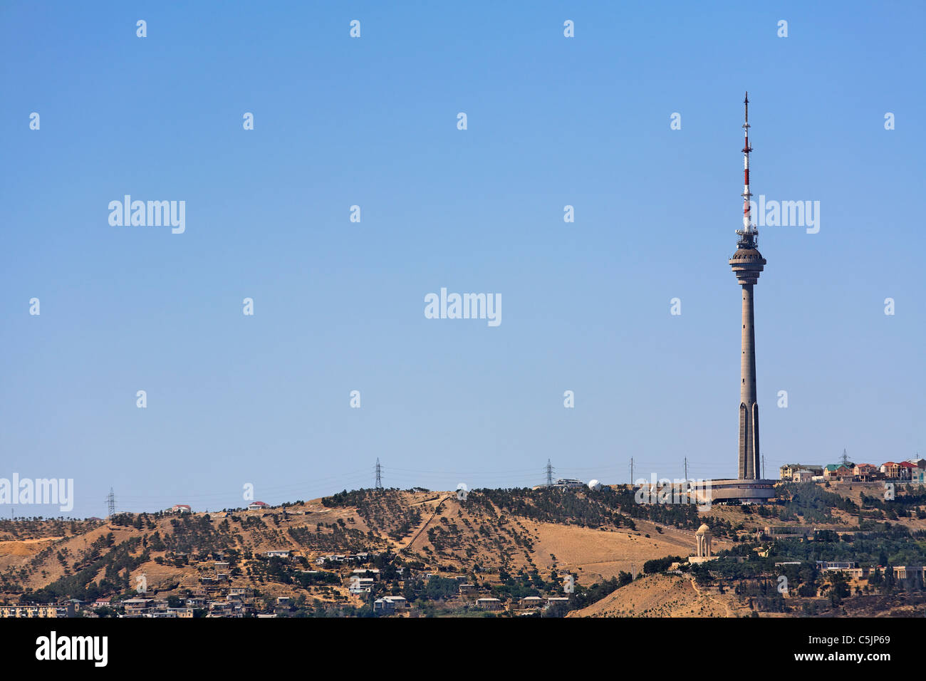 Aserbaidschan - Baku - TV Nadel auf einem Hügel mit Blick auf Baku Stockfoto