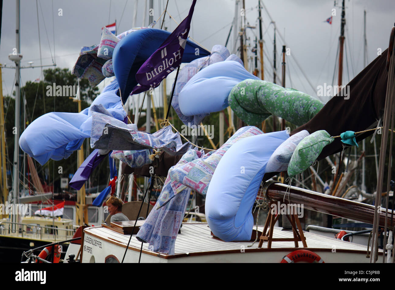 Bettwäsche und Wäsche aufhängen zum Trocknen auf ein Schiff an einem windigen Tag Stockfoto
