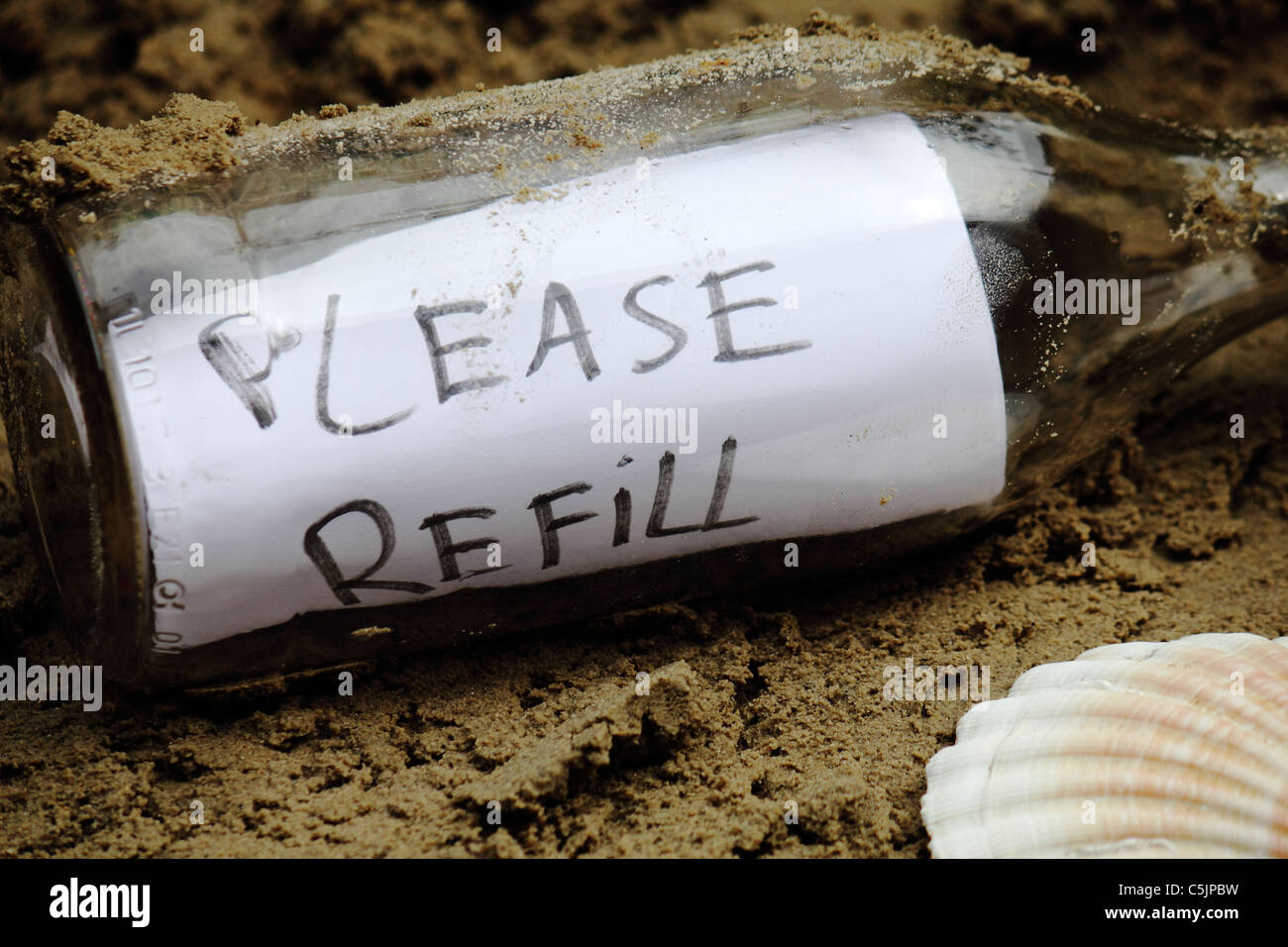 eine Flaschenpost "Bitte Nachfüllen", Konzeptbild, Metapher Stockfoto