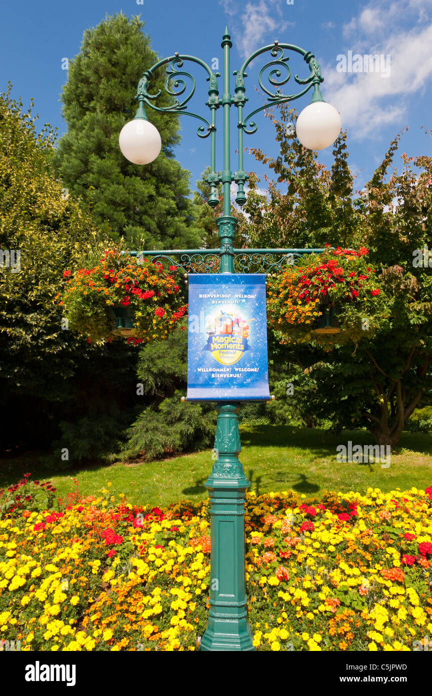 Ein Willkommen Zeichen in die hübschen Gärten im Disneyland Paris in Frankreich Stockfoto
