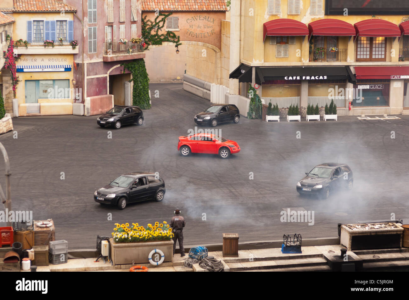 Autos zeigen Bewegung bei den Moteurs... Action-Stunt-show spektakulär im Disneyland Paris in Frankreich Stockfoto