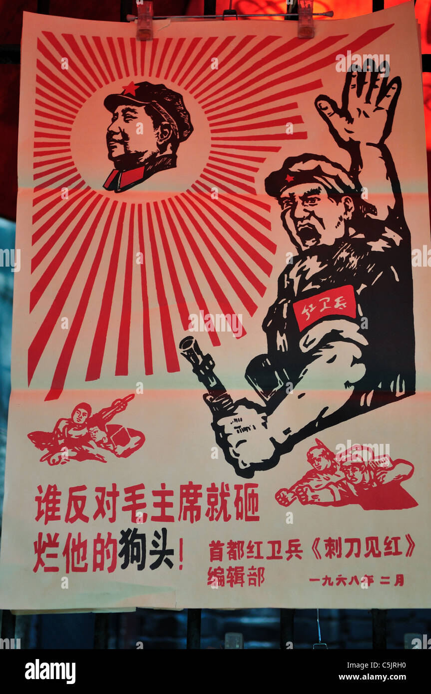 Kulturelle Revolution Ära (1960er bis 70er Jahre) Propaganda-Plakate sind für den Verkauf in einem Ständer. Peking, China. Stockfoto