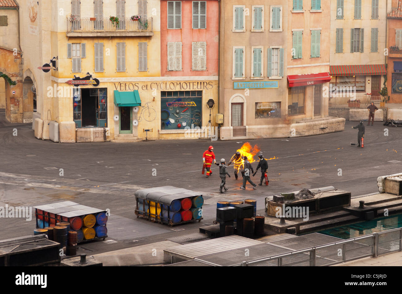 Stuntman auf Feuer zeigen Bewegung bei den Moteurs... Action-Stunt-show spektakulär im Disneyland Paris in Frankreich Stockfoto