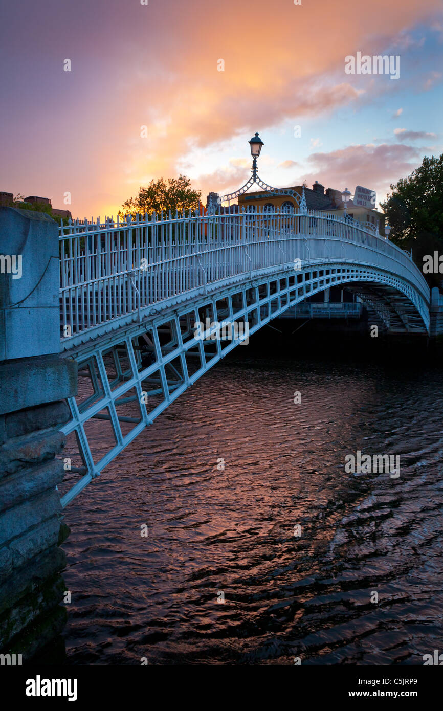 Liffey, oder Ha'Penny, Bridge in Dublin, Irland in der Abenddämmerung Stockfoto