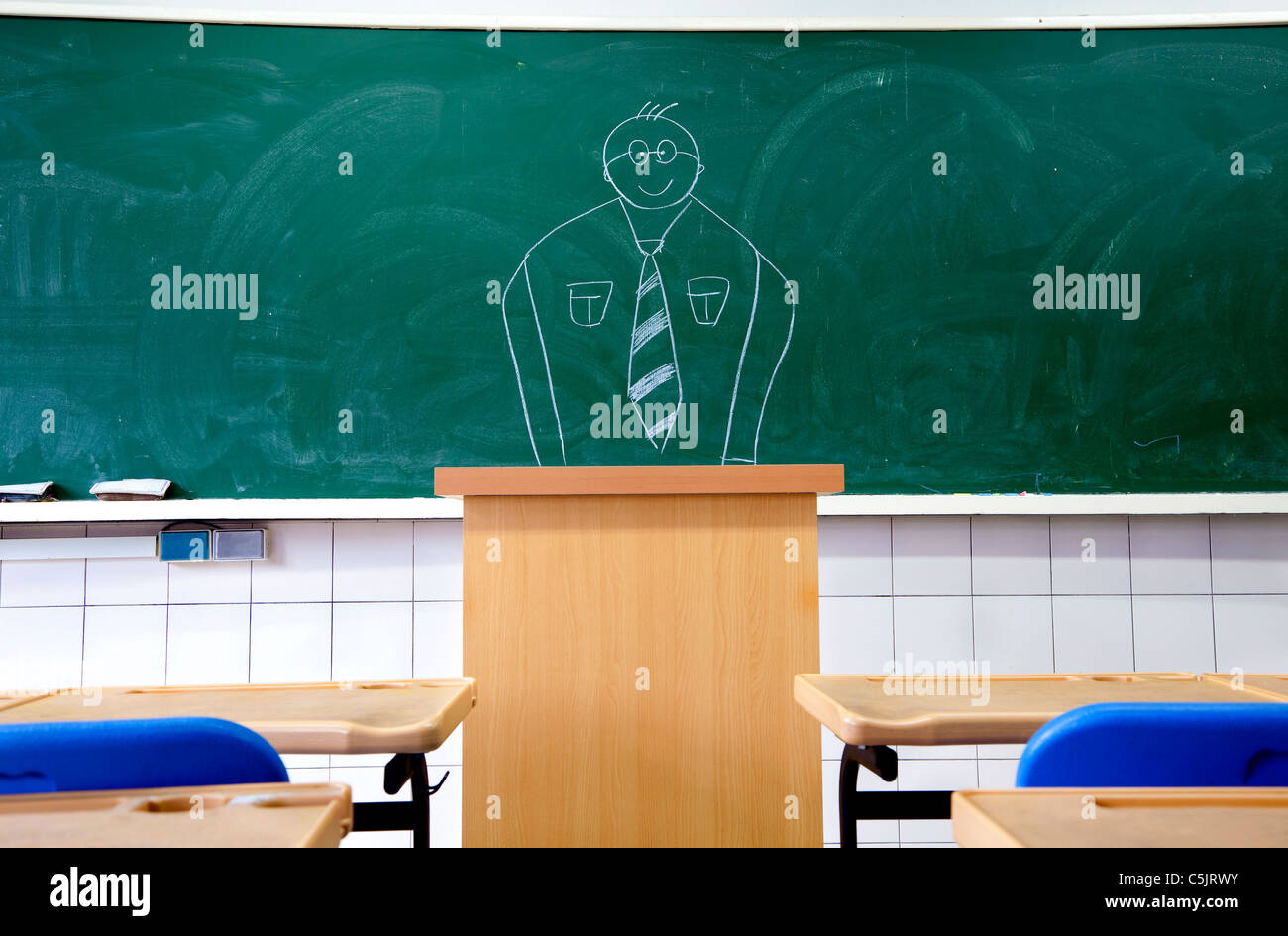Lehrer an die Tafel im Klassenzimmer der Schule zu zeichnen Stockfoto