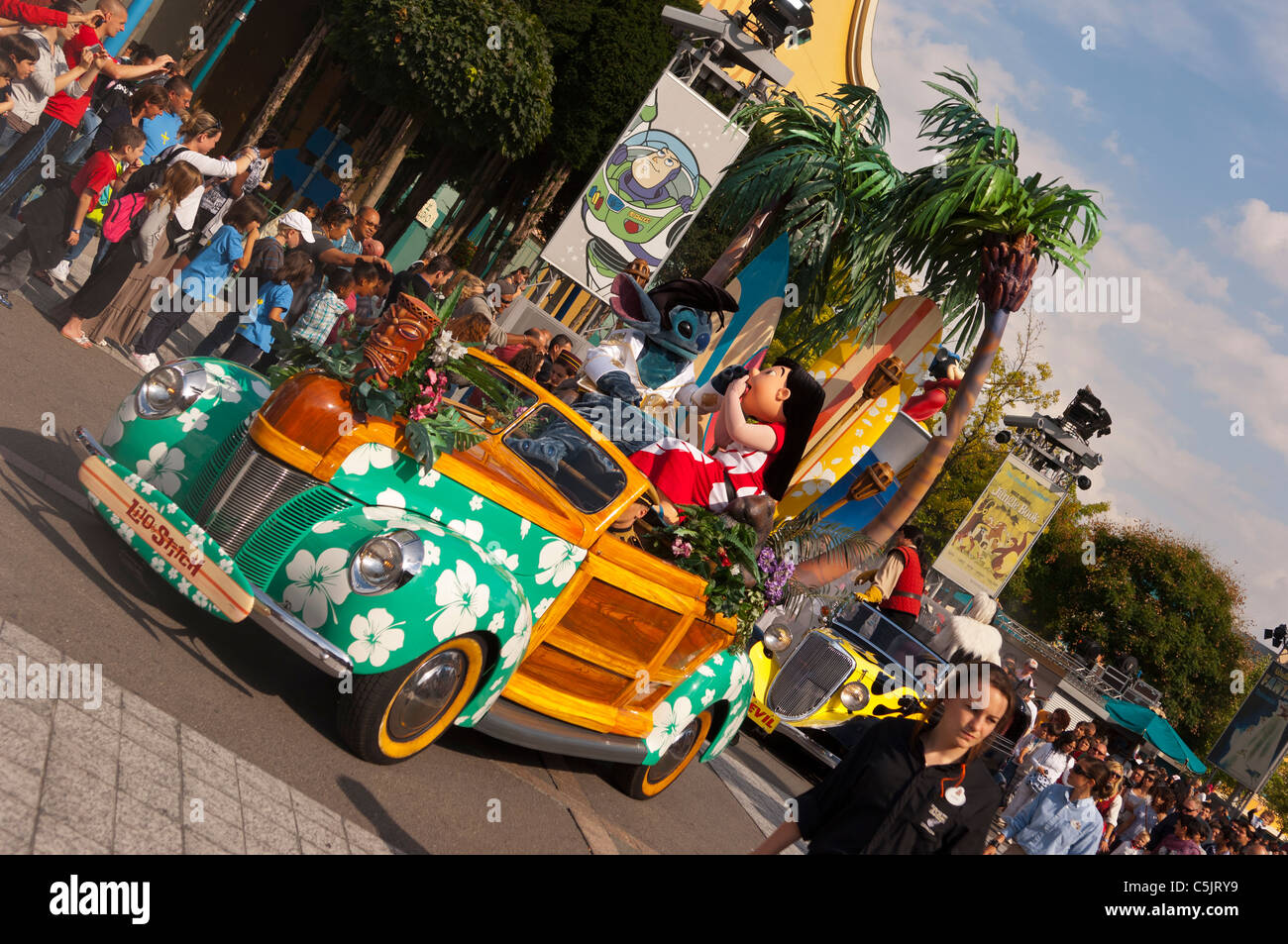 Die Stars ' n ' Cars Parade mit Lilo und Stitch im Disneyland Paris in ...