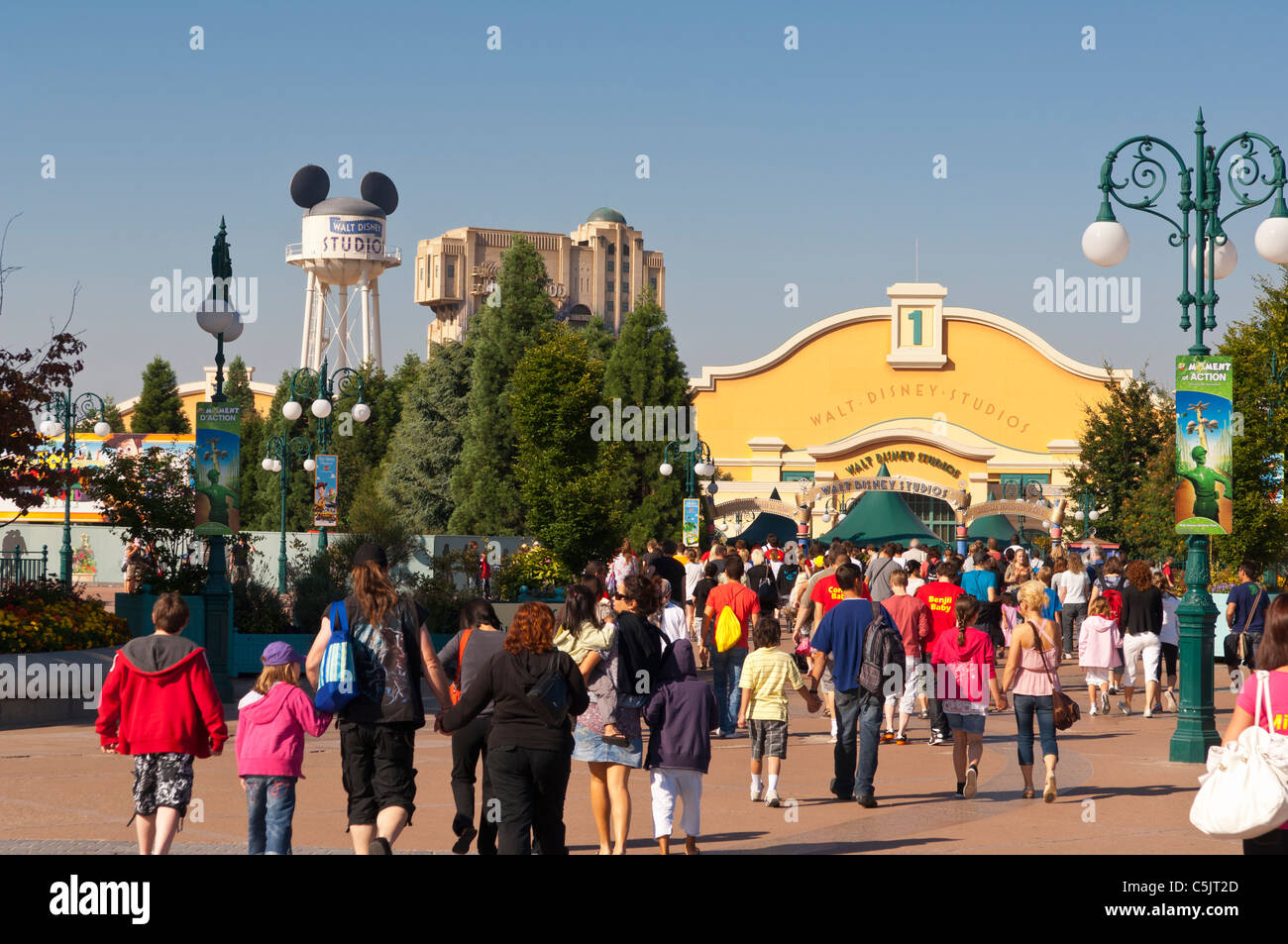 Menschen auf ihrem Weg in den Walt Disney Studios Park im Disneyland Paris in Frankreich Stockfoto