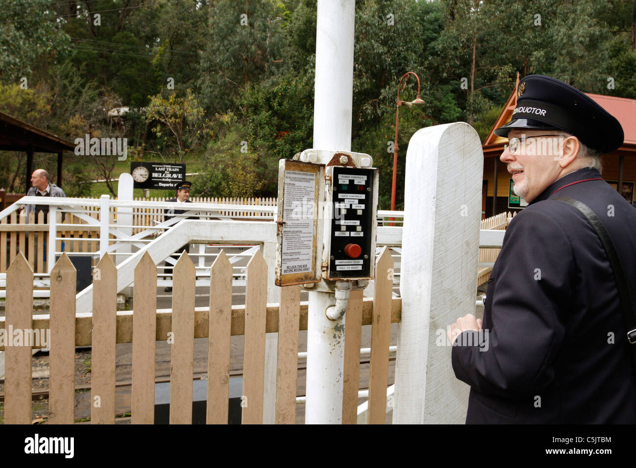 Zugführer bei Puffing Billy am See Bahnhof in Emerald, Australien. Stockfoto