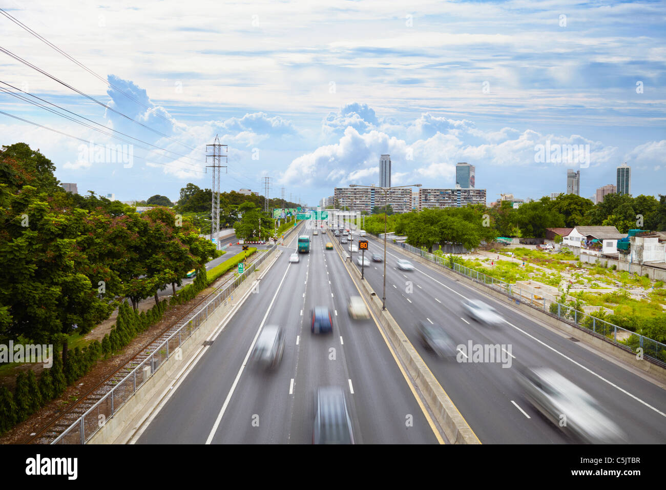 Aktive Fahrzeugverkehr auf städtischen Straßen - Tag Stockfoto