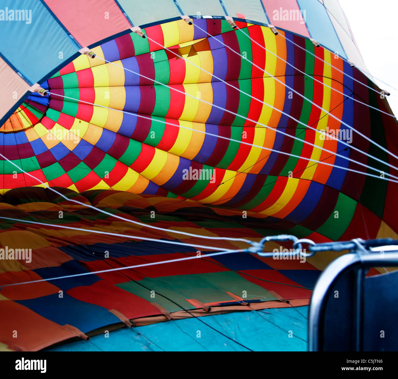 Innere des bunten Heißluftballons aufblasen, quadratisches Format, schließen Ernte, rigging, Krawatte Seile, immer bereit zu fliegen Stockfoto