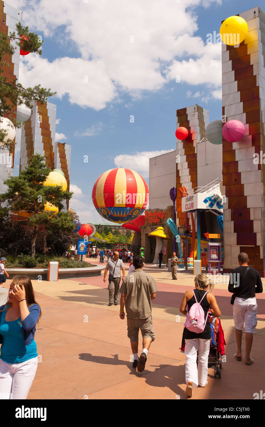 Menschen in Disney Village at Disneyland Paris in Frankreich Stockfoto
