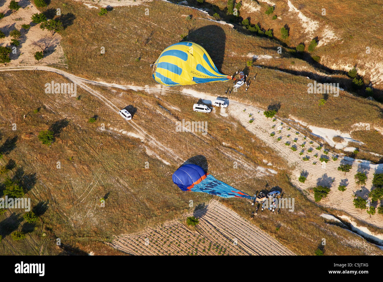 Juni 2011 Luftballons Luftbild gelandet heißer Luft werden weggepackt, Kappadokien, Türkei, Horizontal, Textfreiraum Stockfoto