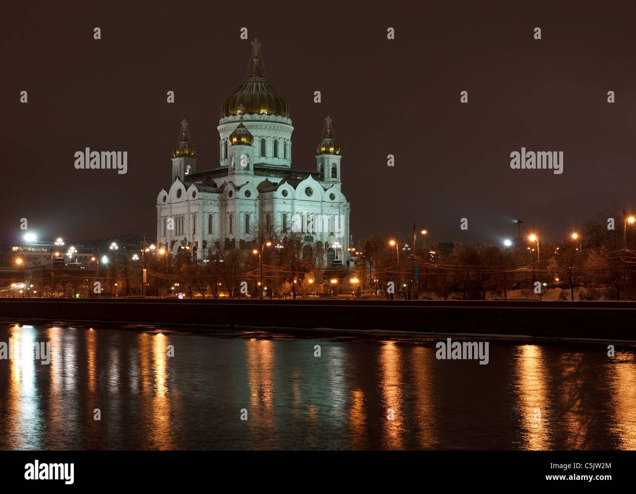 Die Kathedrale von Christus dem Erlöser Winter nachts, Moskau, Russland. Blick vom Sofiyskaya Damm, Dezember 2010 Stockfoto