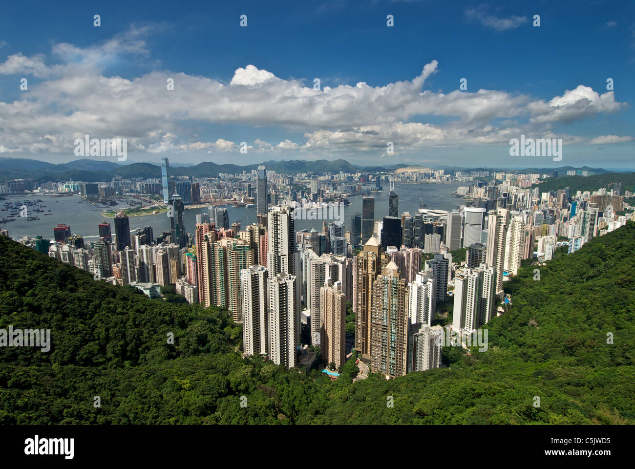 Den berühmten Blick auf Hong Kong vom Victoria Peak über Central Business District mit Victoria Hafen und Kowloon darüber hinaus. Stockfoto