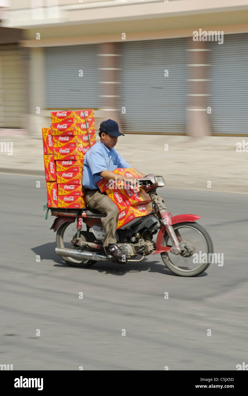 Asien, Vietnam, Nha Trang. Transport von Coca Cola-Dosen mit dem Motorrad. Stockfoto