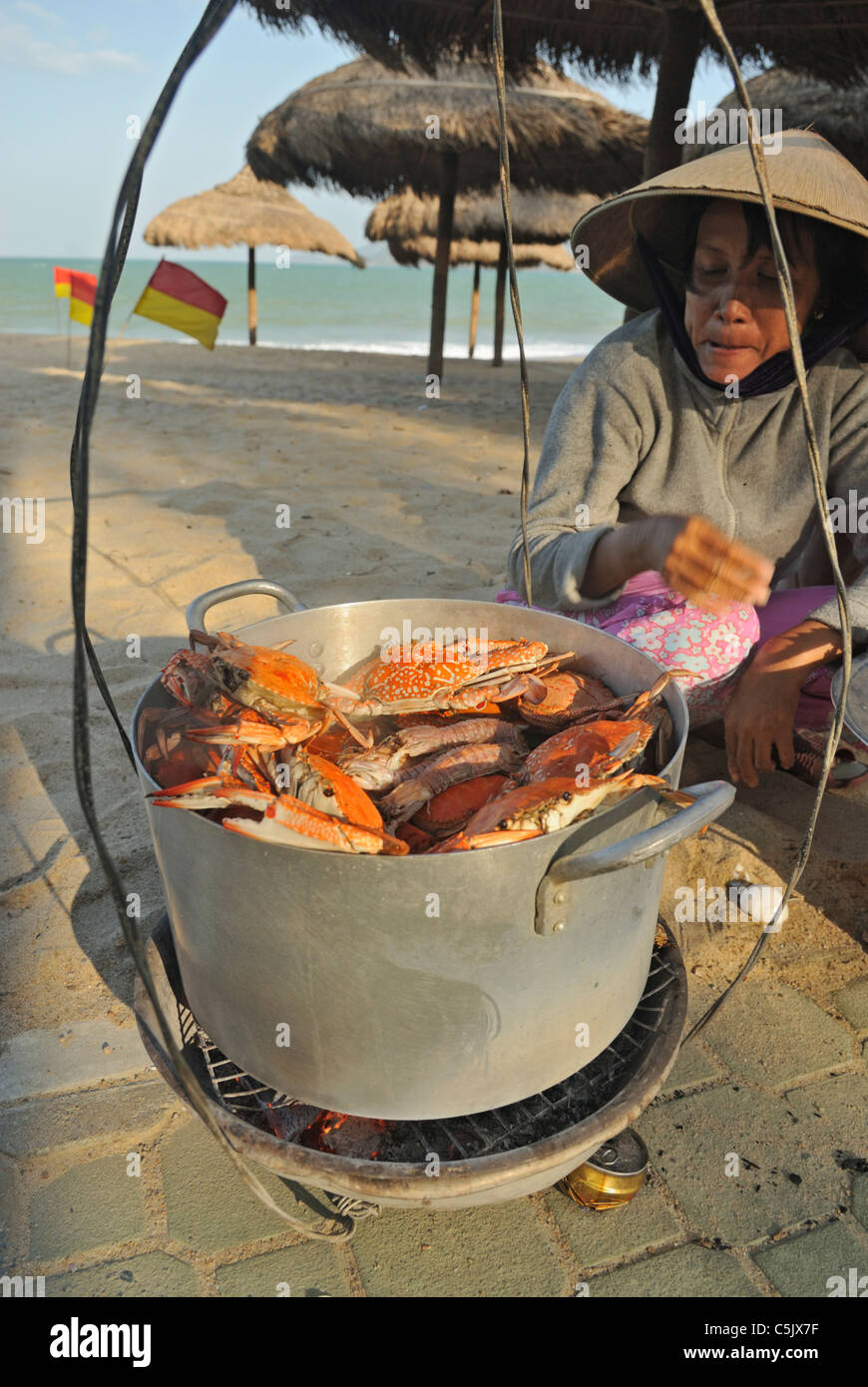 Asien, Vietnam, Nha Trang. Verkauf von frischen Lebensmitteln am Nha Trang Strand. Stockfoto