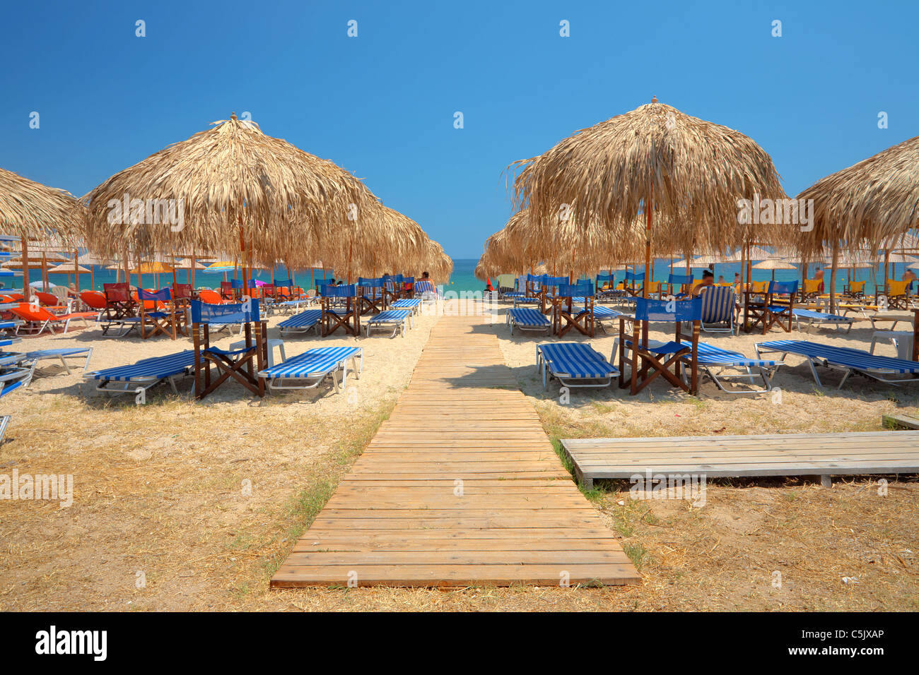 Sommersaison, Szene vom Strand mit Menschen und Sonnenliegen. Stockfoto