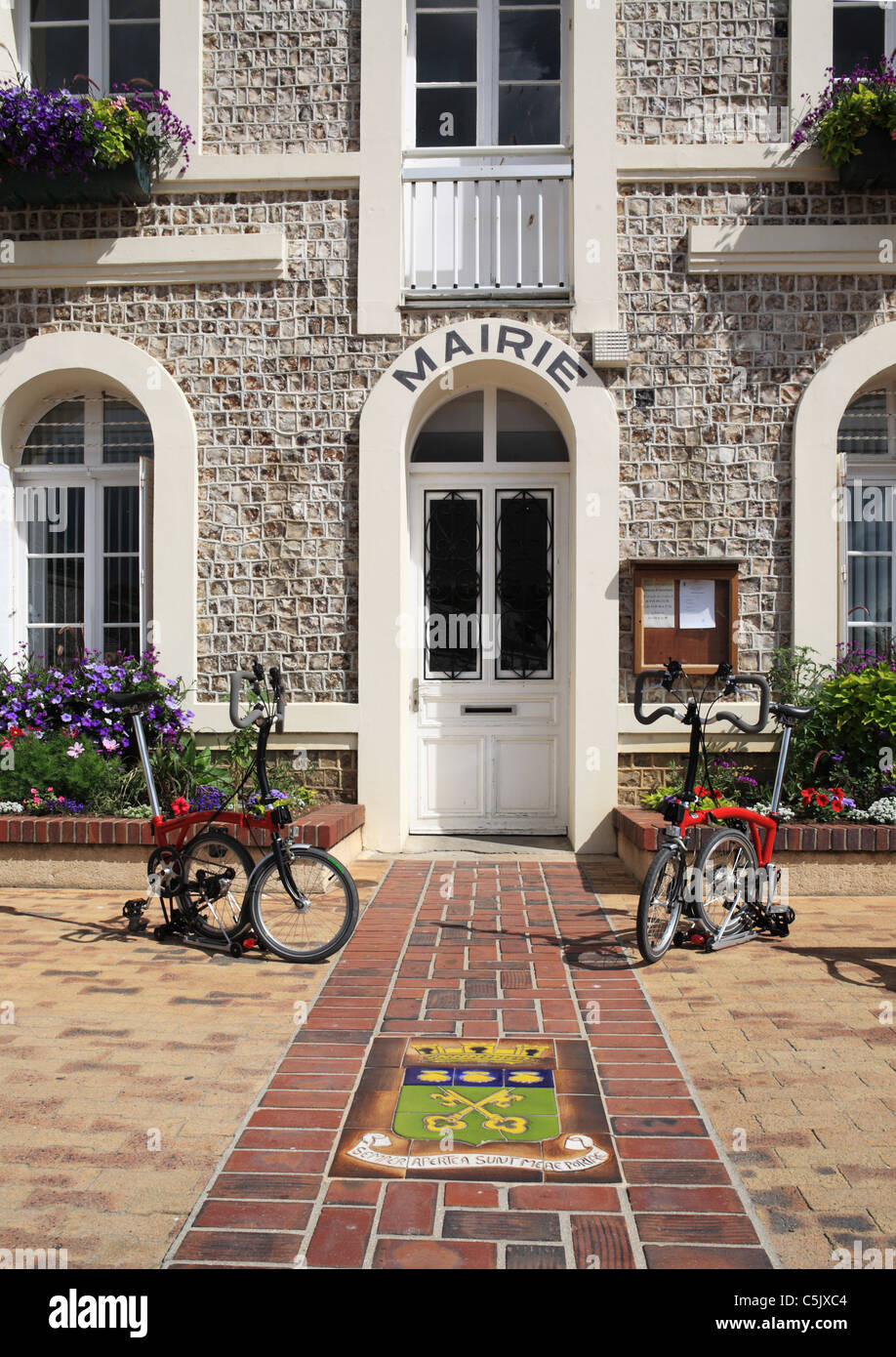 Zwei Brompton Falträder vor der Mairie oder Rathaus in Etretat, Normandie, Frankreich Stockfoto