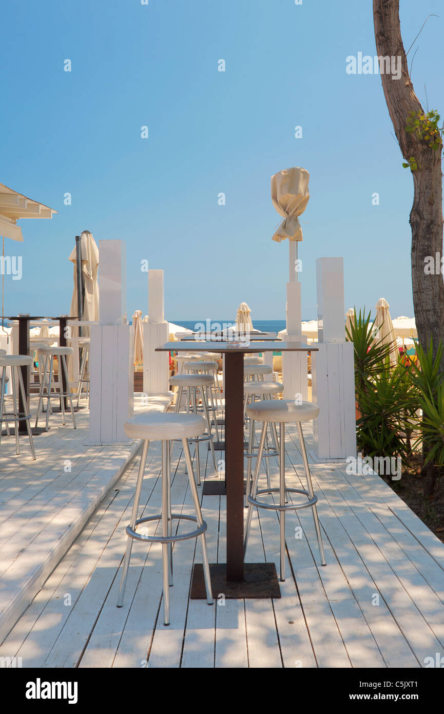 Straßen von Nea Vrasna, Griechenland, Sommersaison Juli 2011. Stockfoto