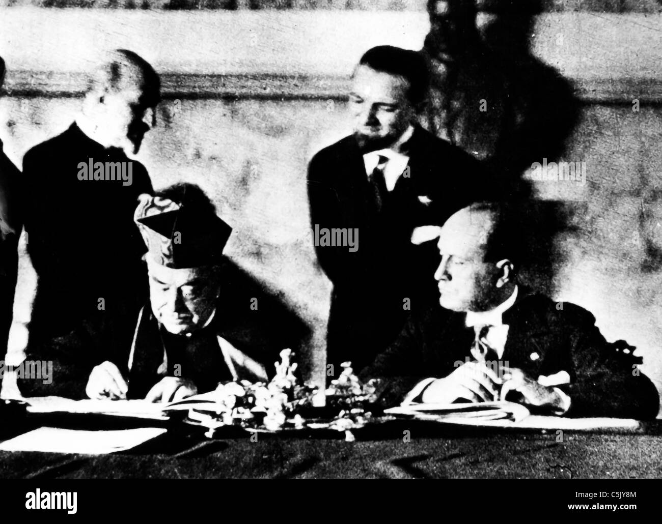 die Unterzeichnung der Lateranverträge zwischen Kardinal Pietro Gasparri und Benito Mussolini, Rom 1929 Stockfoto