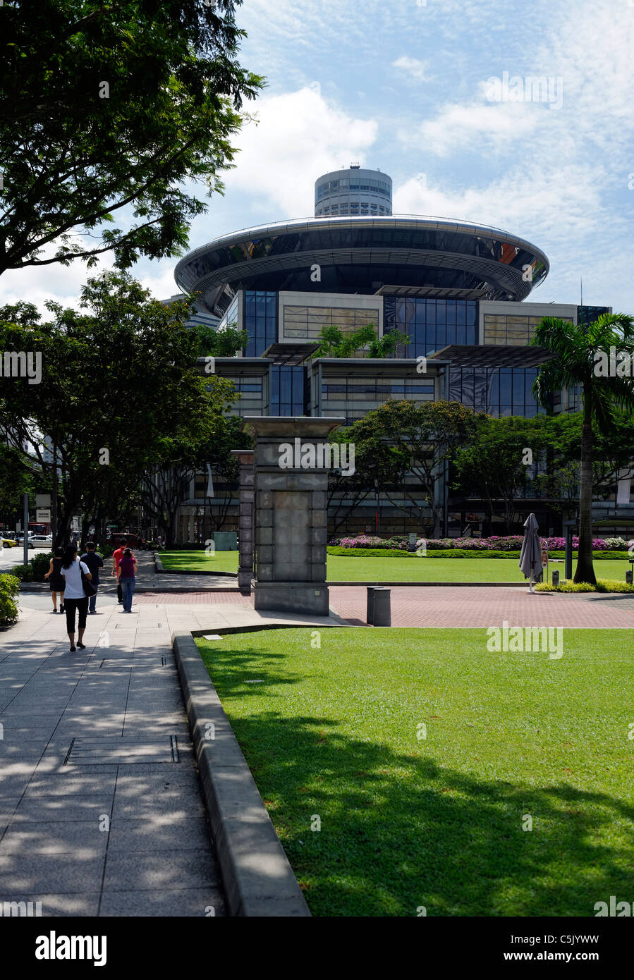 Die fliegende Untertasse Dachgeschoss des Obersten Gerichtshofes von Singapur förmige sieht fehl am Platz mit den alten kolonialen Gebäuden. Stockfoto