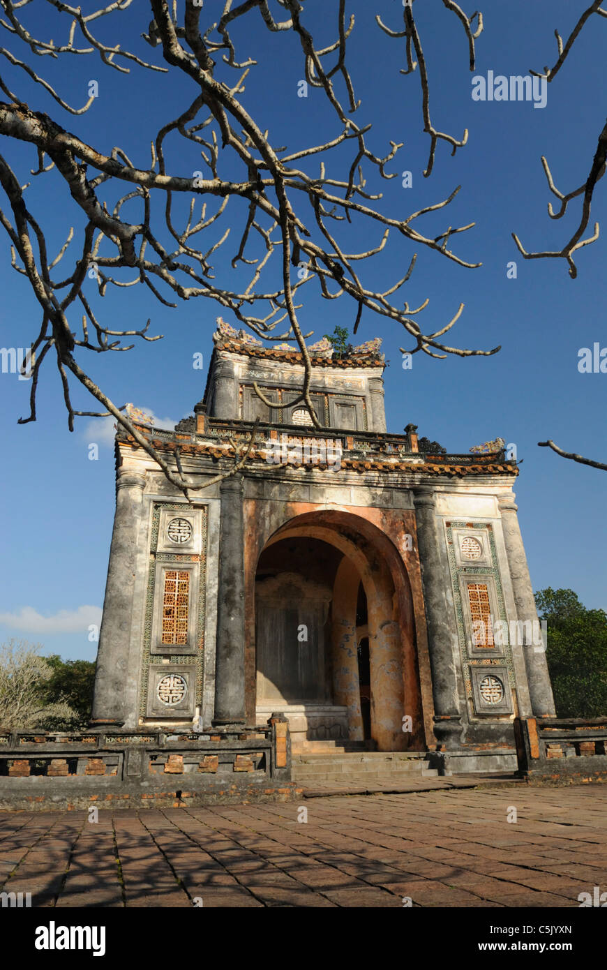 Asien, Vietnam, Hue. Pavillion auf dem Königsgrab Tu Duc. 1993 zum UNESCO-Weltkulturerbe ernannt, ist Hue für geehrt. Stockfoto