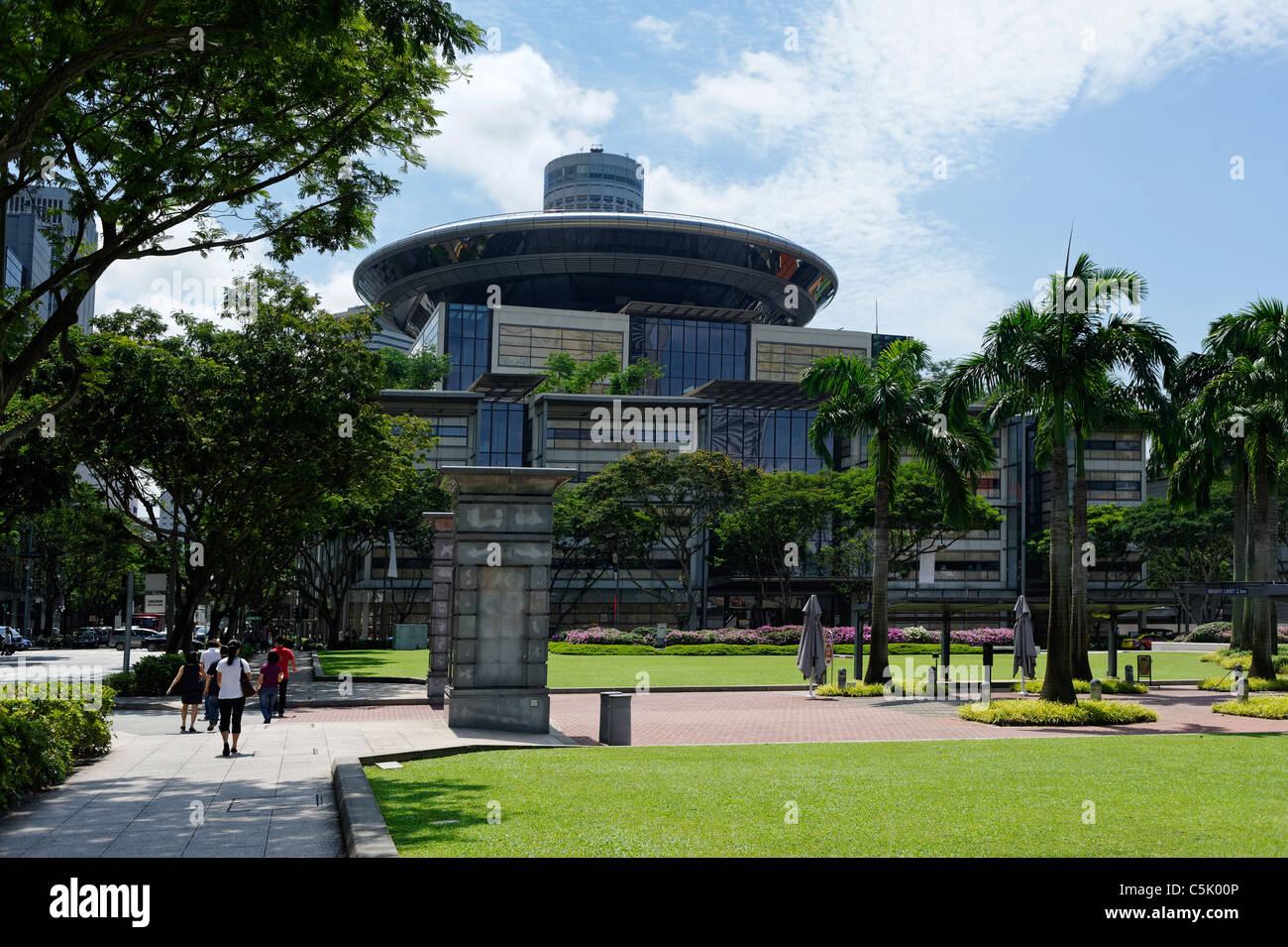 Die fliegende Untertasse Dachgeschoss des Obersten Gerichtshofes von Singapur förmige sieht fehl am Platz mit den alten kolonialen Gebäuden. Stockfoto