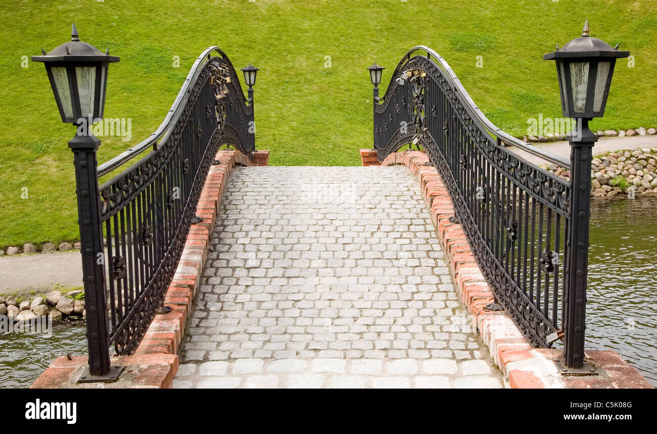 Steinerne Brücke mit Hamburger Gittern über den Fluss, Natur und Architektur-Konzept Stockfoto