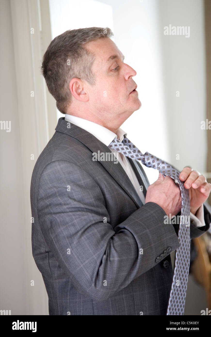 Mann, ankleiden, aufsetzen Krawatte vor der Spiegel Stockfotografie - Alamy