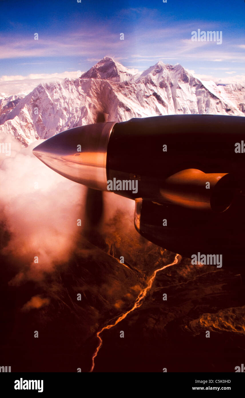 Flugzeugmotor und Propeller mit Mount Everest im Hintergrund Stockfoto