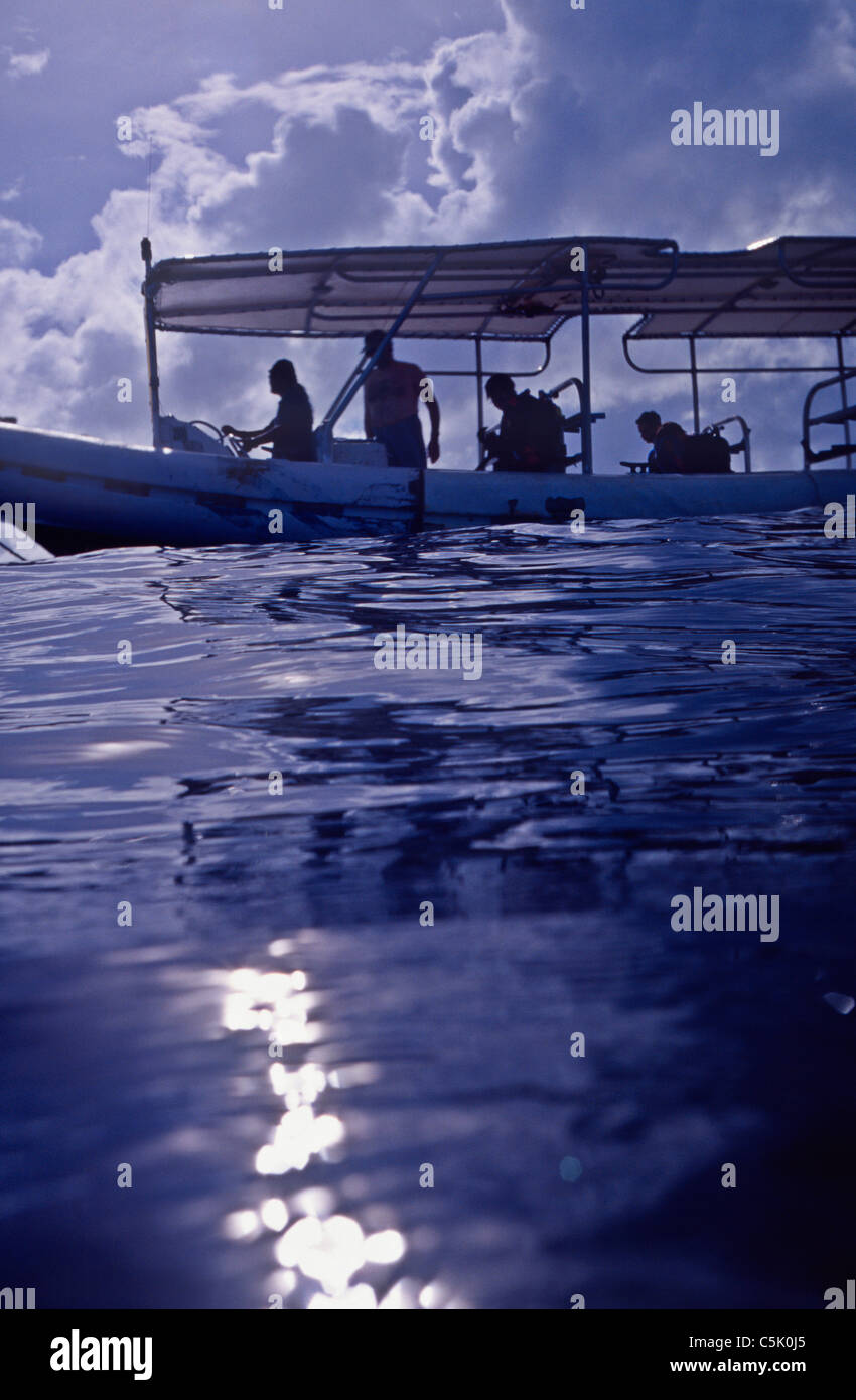 Tauchboot mit vier Tauchern in Palau, Mikronesien Stockfoto