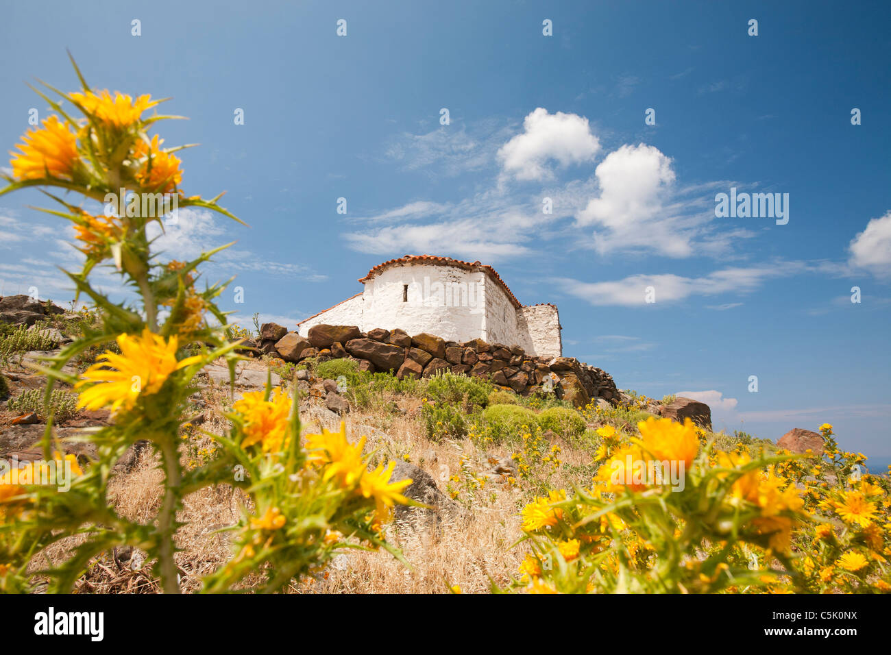 Eine griechische orthodoxe Kapelle auf einer Landzunge oberhalb Skala Eresou auf Lesbos, Griechenland. Stockfoto