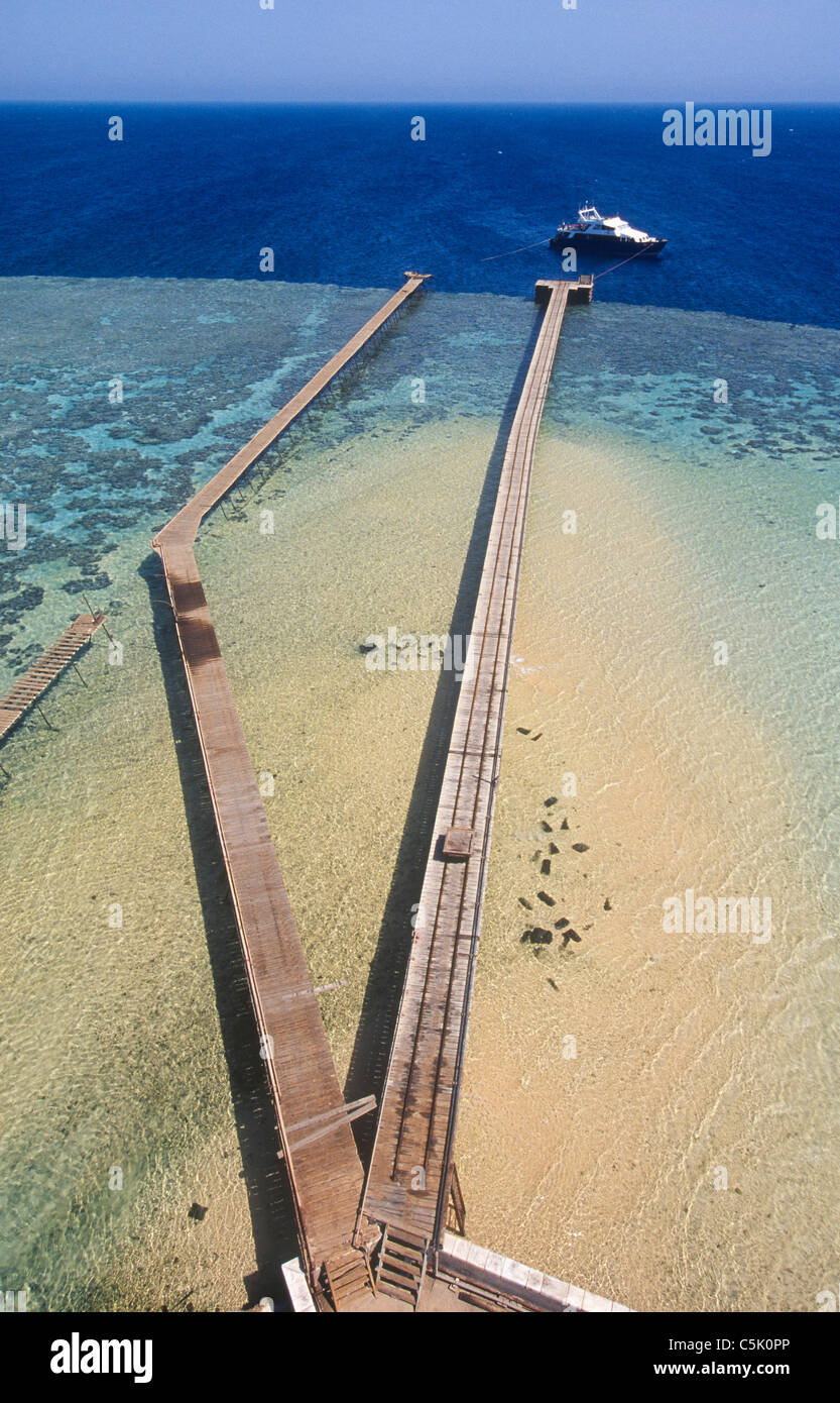 Daedalus Riff (Abu el-Kizan), Pier und Tauchboot aus dem 19. Jahrhundert britische Leuchtturm, Rotes Meer, Ägypten Stockfoto