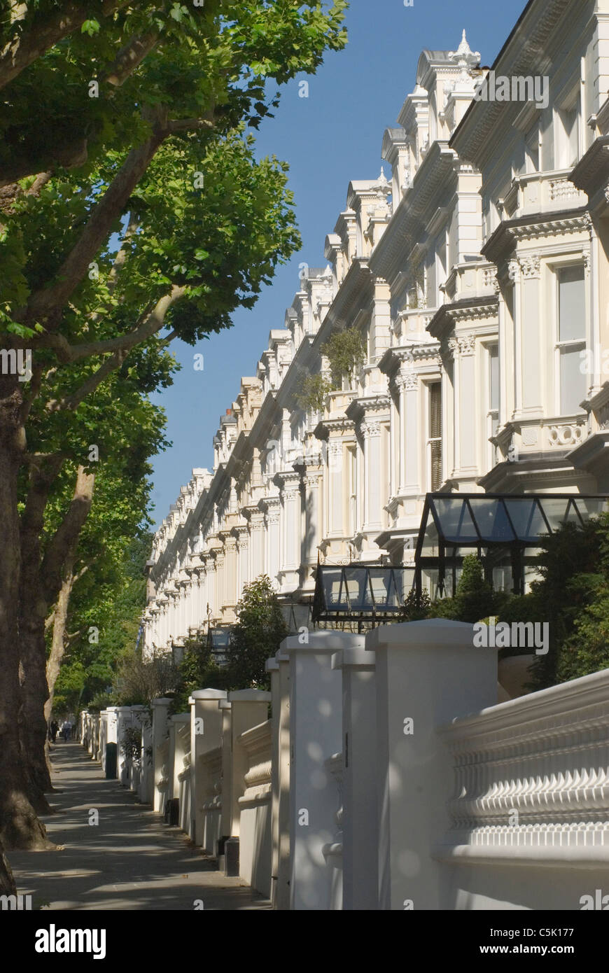 Teure Häuser, wohlhabender Lebensstil Holland Park London W.11. Diese Straße oder Straße heißt nur 'Holland Park', Außenansicht teure Gebäude 2010er Jahre 2011 UK HOMER SYKES Stockfoto