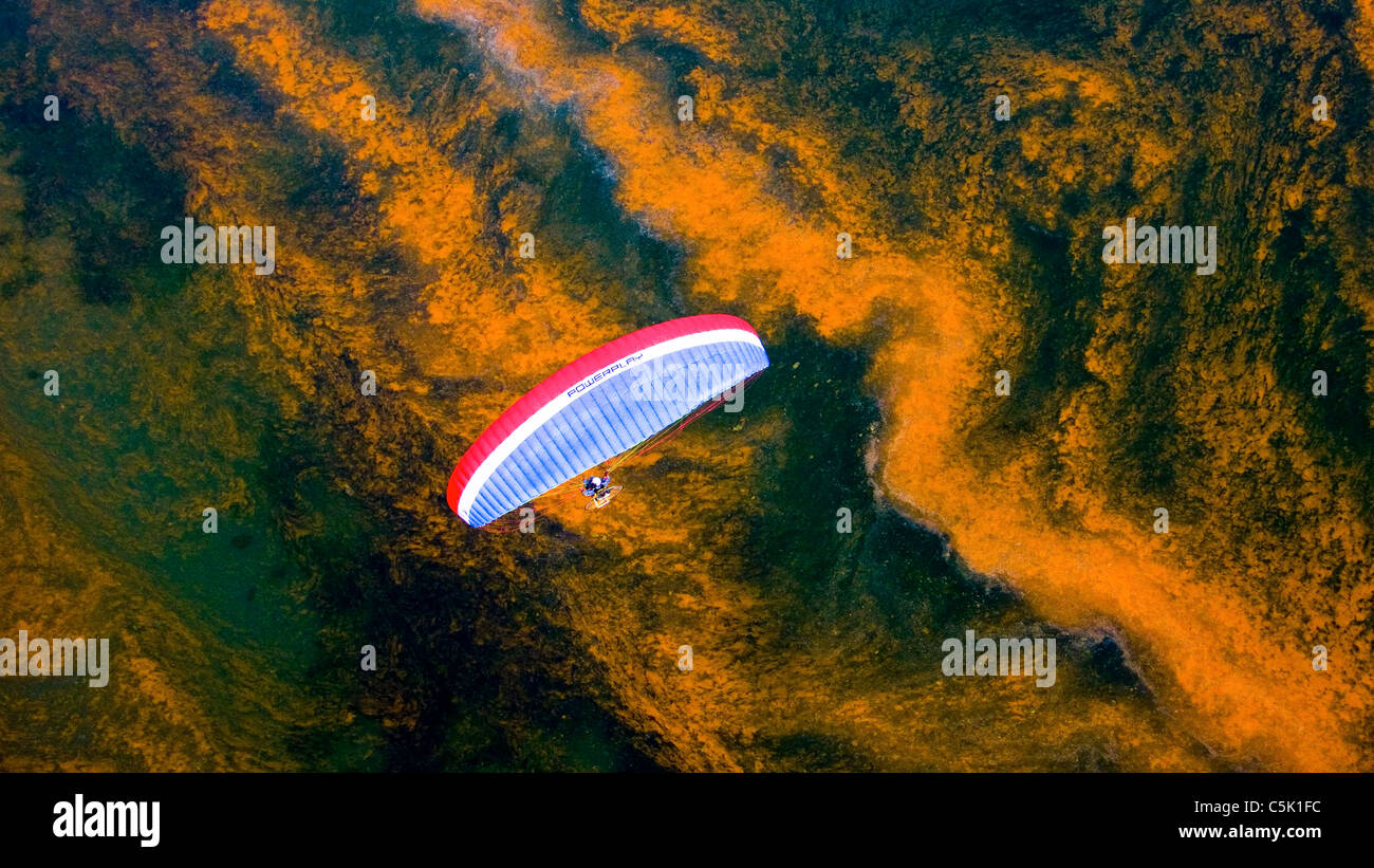 Angetriebene Gleitschirm fliegen über Wasser Stockfoto