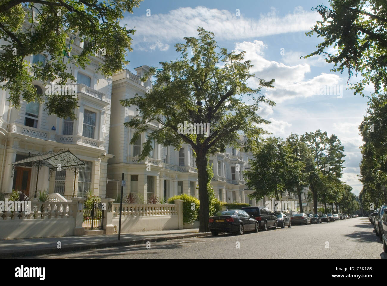Wohlhabende Familienhäuser im Holland Park London W.11. Großbritannien diese Straße oder Straße heißt nur 'Holland Park' Außenansicht teure Immobilien 2010er 2011 UK HOMER SYKES Stockfoto