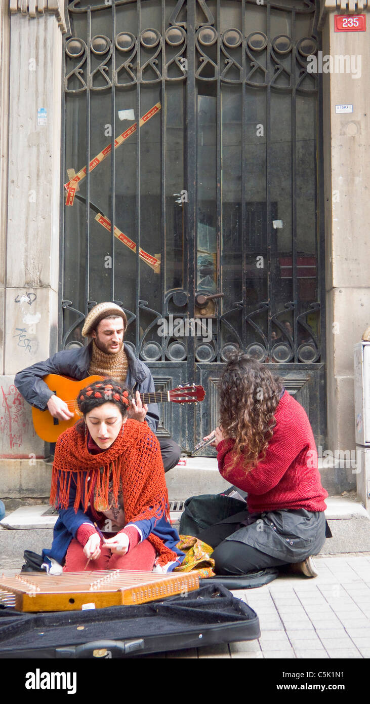 Junge Straßenmusiker auf der Istiklal Caddesi, Beyoglu, Istanbul, Türkei Stockfoto