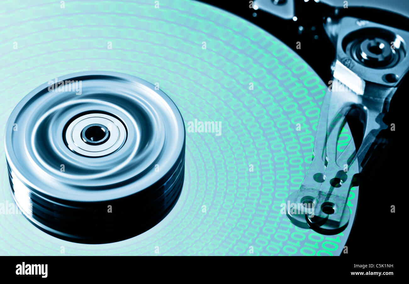 Festplatte mit grünen Daten in Bewegung Stockfoto