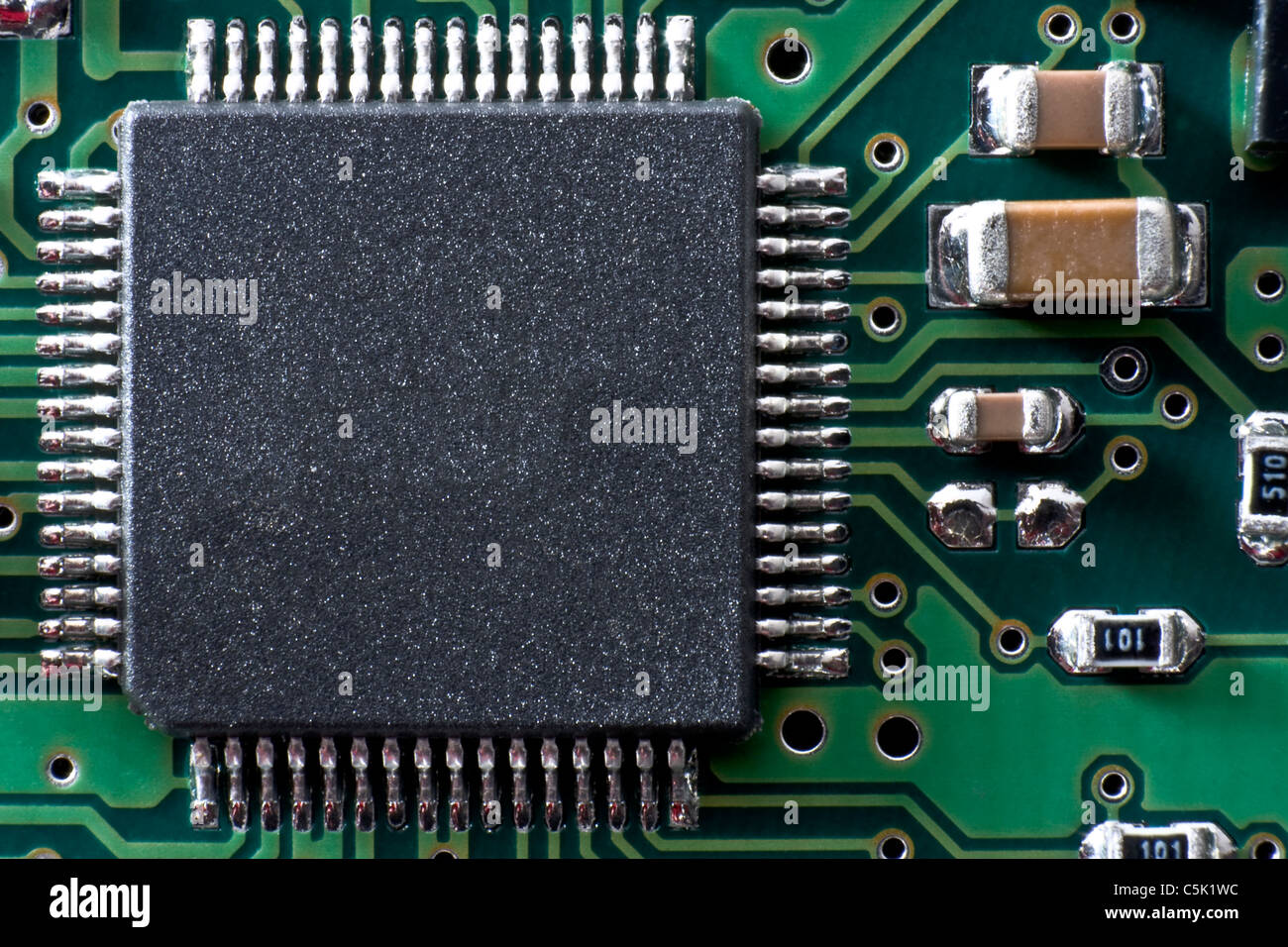 grüne Platine mit IC und anderen elektronischen Komponenten. Platz für Text auf IC. Stockfoto