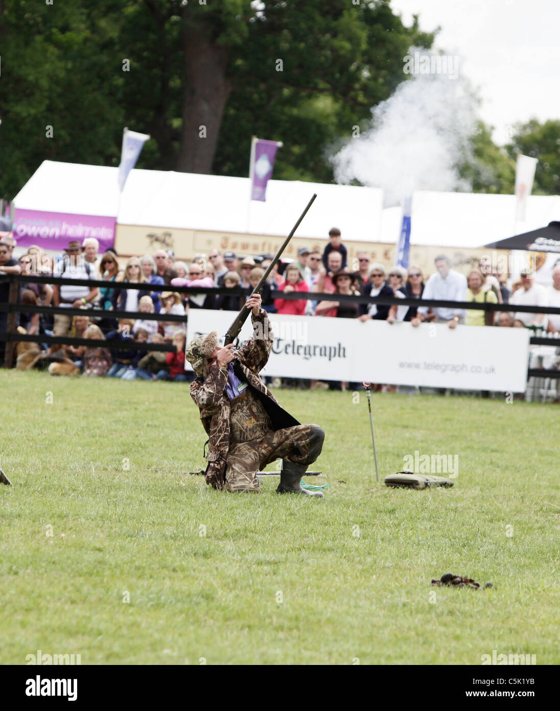 Land Sportjournalist, Chris Green, feuern eine alte Ente Jagdgewehr bei der CLA Game Fair, Blenheim Palace, Oxfordshire Stockfoto