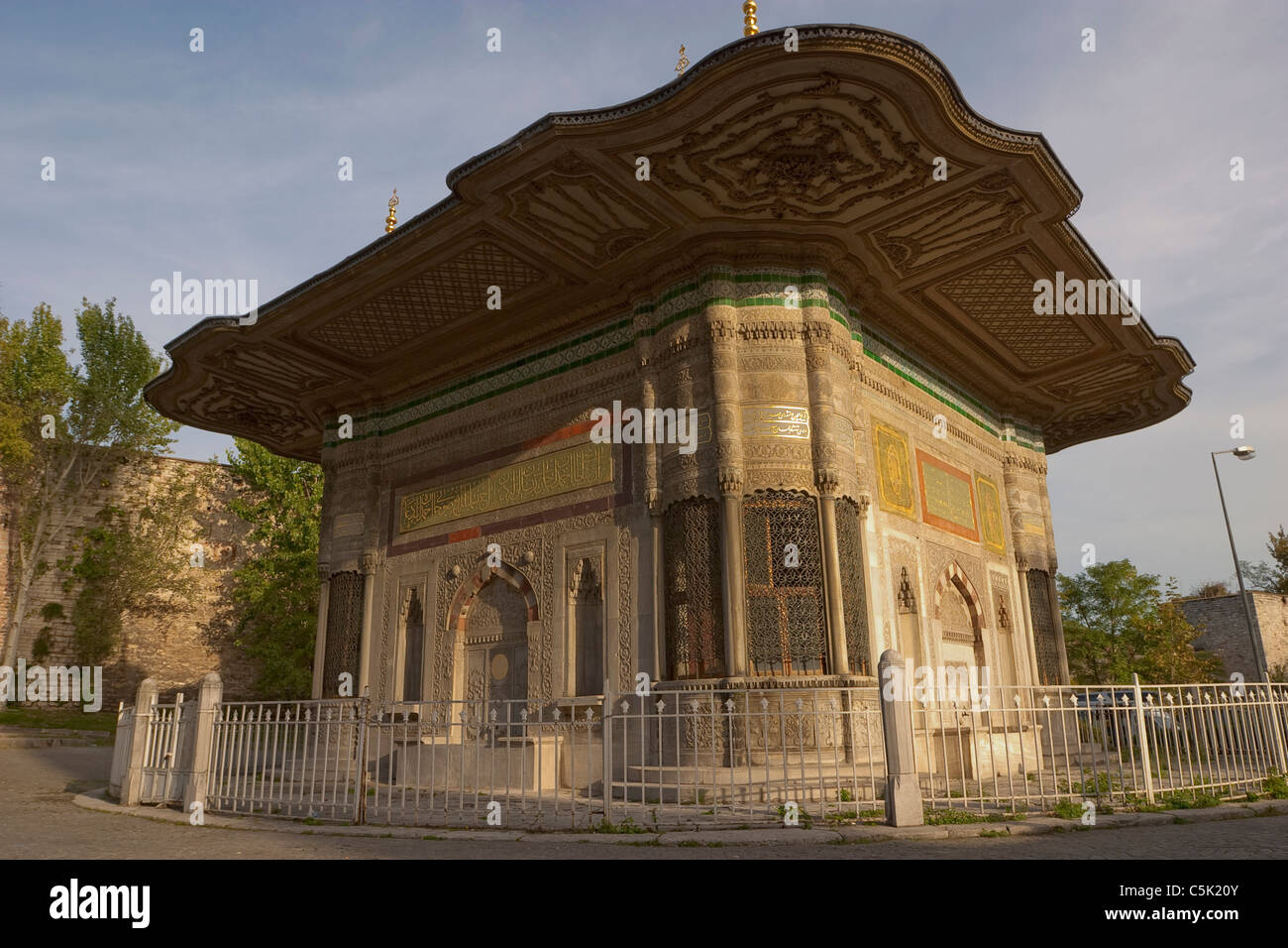 Brunnen des Sultans Ahmed III, 1728, auf dem Platz vor der kaiserlichen Tor Topkapi Palast Istanbul, Türkei Stockfoto